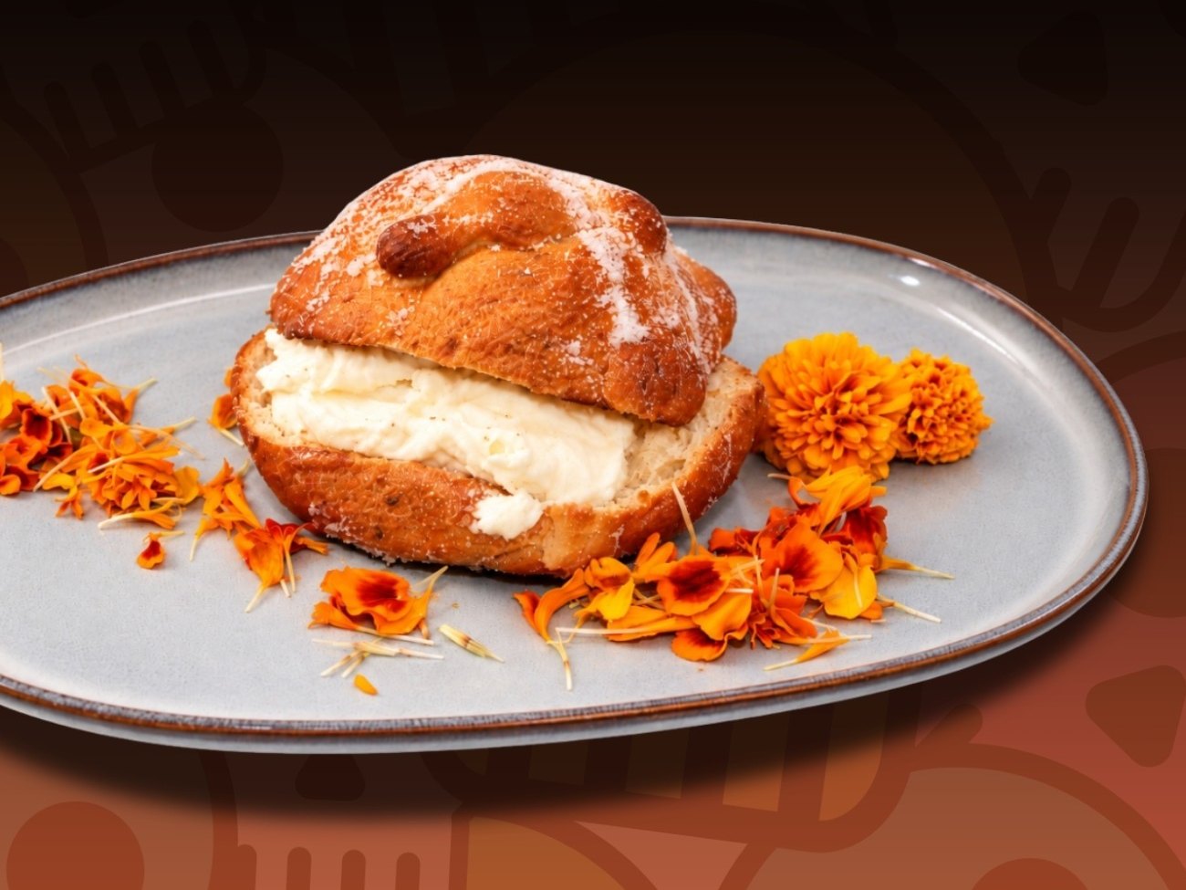 Pan de muerto relleno, servido sobre un plato